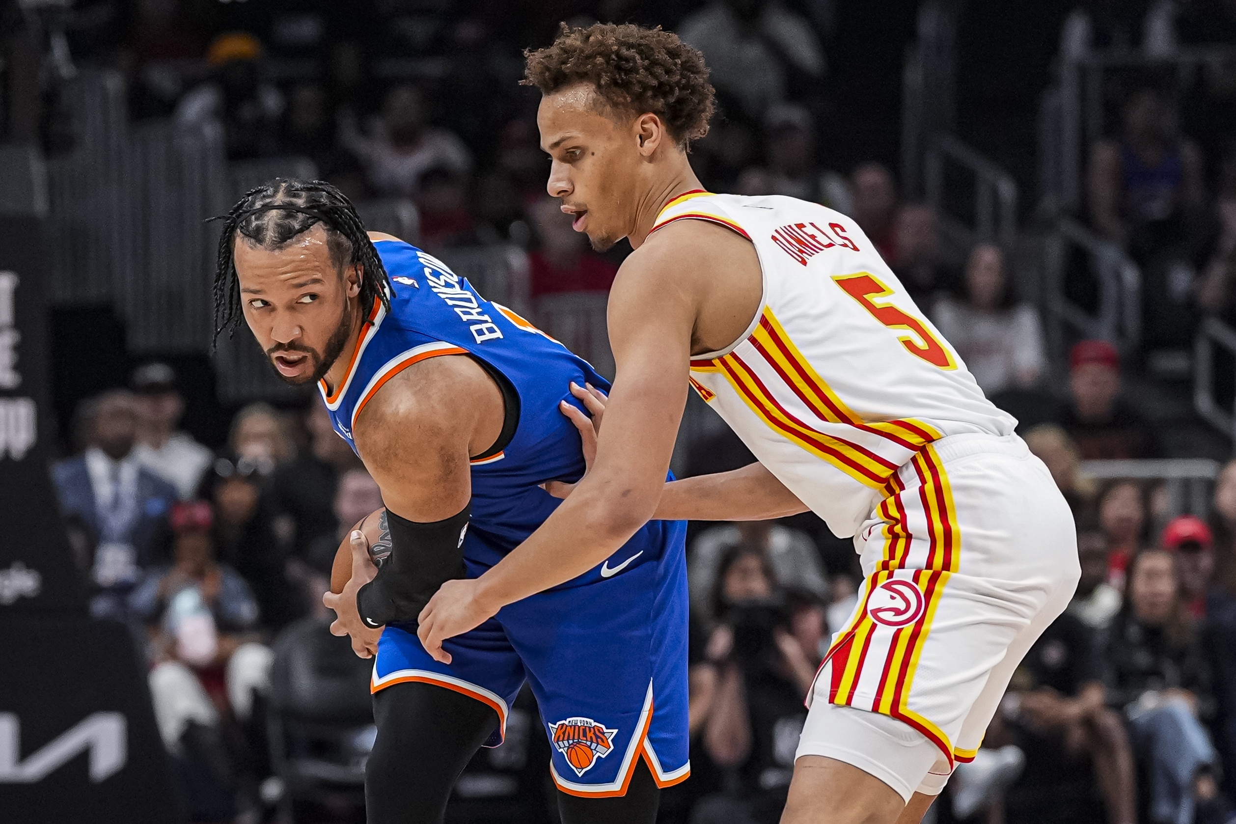九游娱乐-NBA彩经：尼克斯力擒老鹰拿下天王山 马刺轻取开拓者成功晋级